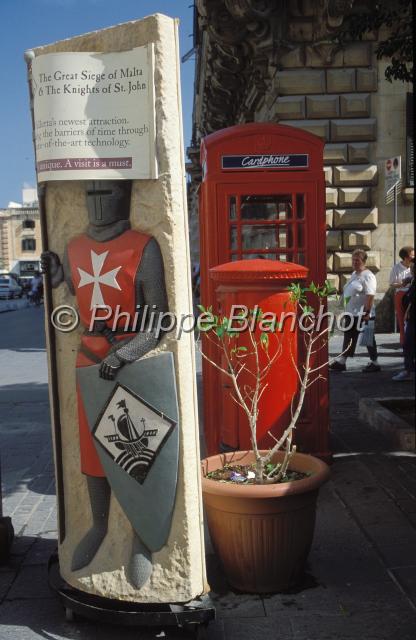 malte 24.JPG - Cabine téléphoniqueStatue de Chevalier de l'Odre de MalteLa ValetteMalte